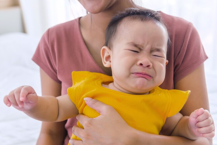 bayi tidak mau digendong ibunya