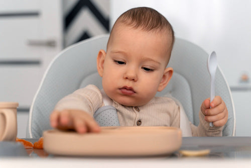 anak makan sendiri​