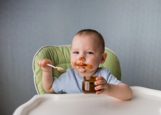bayi belajar makan