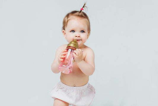 bayi pegang botol sendiri