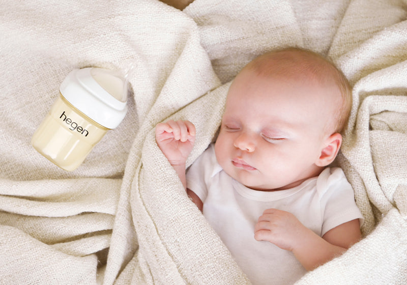 Cara memberikan ASI perah: nenek memberi botol, bayi dalam posisi agak tegak