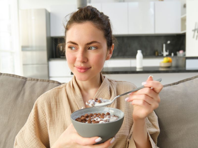 Healthy Overnight Oats in a Hegen Container: A Practical and Safe Breakfast for Nursing Mothers