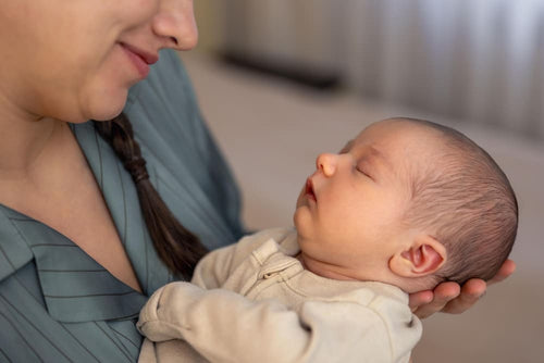 cara-menyendawakan-bayi-yang-sedang-tidur