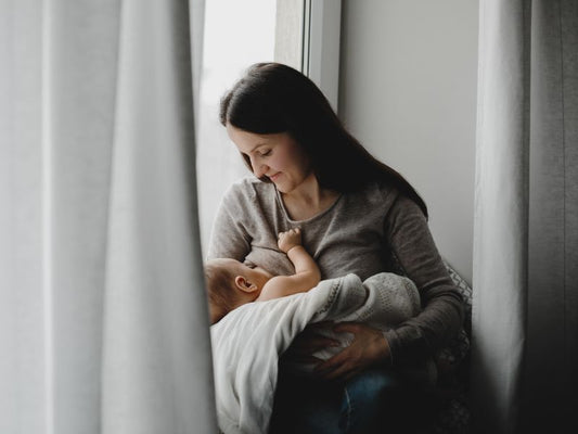 Transitioning from Breast to Bottle: 7 Gentle Ways on How to Get Your Baby Take a Bottle Without Nipple Confusion