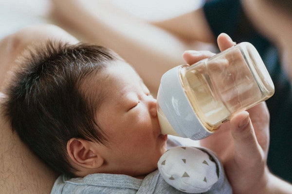 cara memberikan dot pada bayi