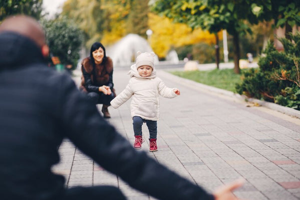 Panduan Tahap Perkembangan Bayi 0-12 Bulan, Lengkap!